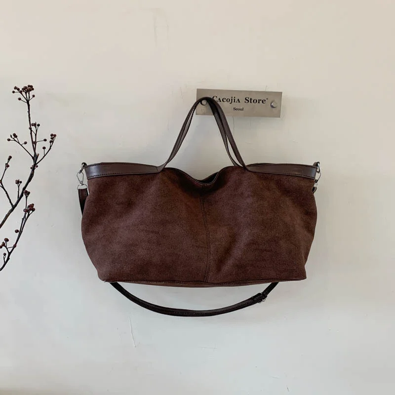 Große Umhängetasche mit Struktur, mattiertem Finish und Reißverschluss, Schultertasche, einfarbig, weiches, mattes Wildleder, Boston-Tasche, schlichter Stil. – Detail 24