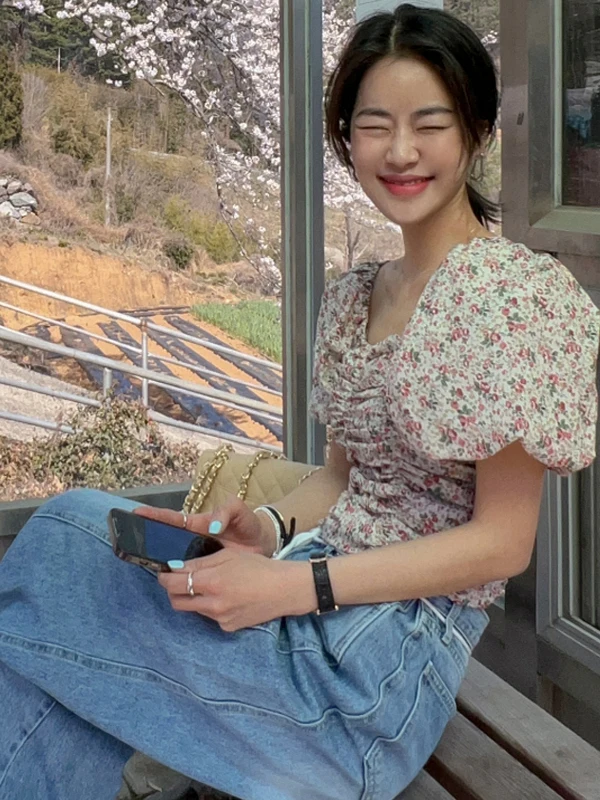 Letnia koszulka damska 2025, krótki rękaw, styl koreański, kwadratowy dekolt, kwiatowy wzór, uniwersalna, plisowana, modna bluzka.