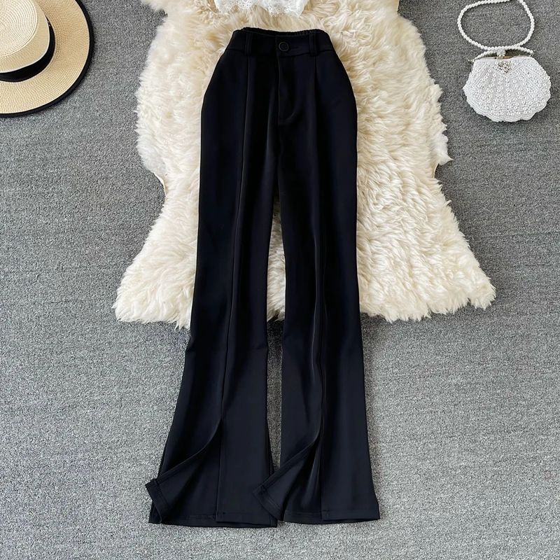 Calça de cintura alta e perna larga, conjunto casual f de duas peças, calça e e foada com fenda e top moderno.