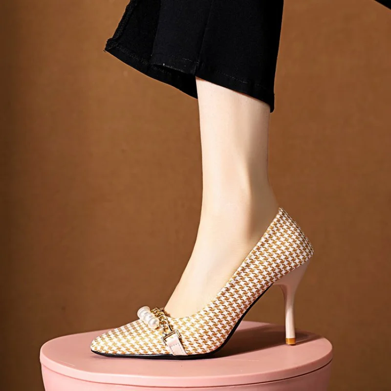 

Женские весенние новые туфли 2026. | Французские туфли на шпильке с острым носком и жемчугом с боковым вырезом — универсальная удобная офисная рабочая обувь с принтом