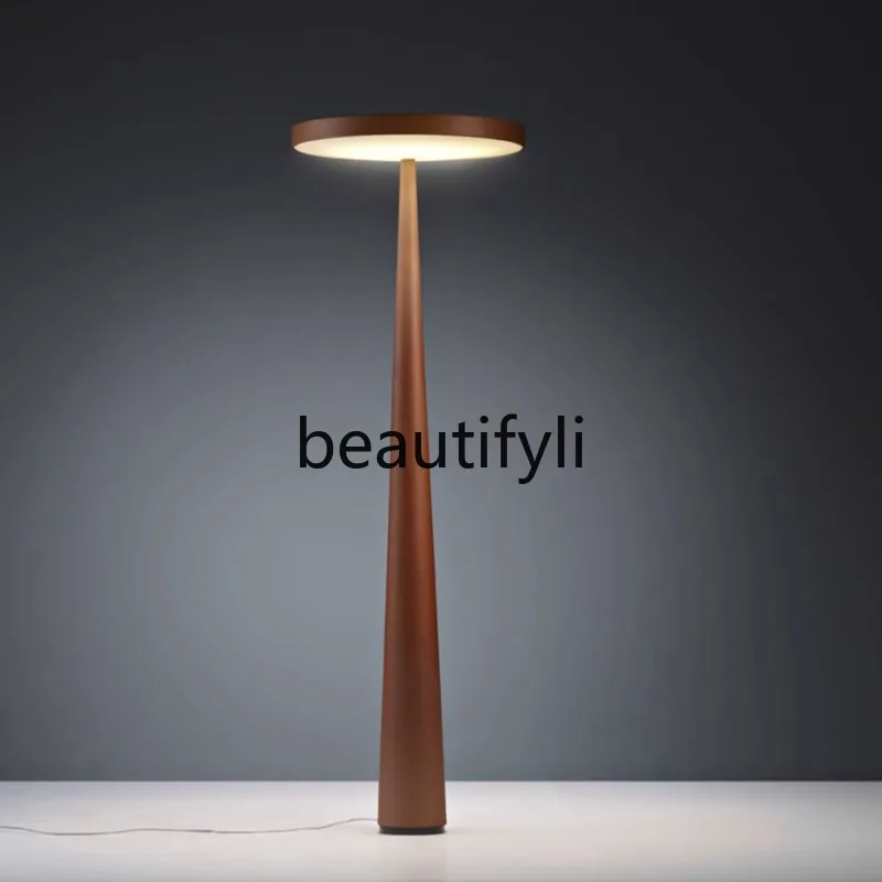 أريكة غرفة المعيشة بجوار مصباح أرضي راقي، مصباح أرضي للغرفة بتصميم عصري وبسيط ومبتكر
