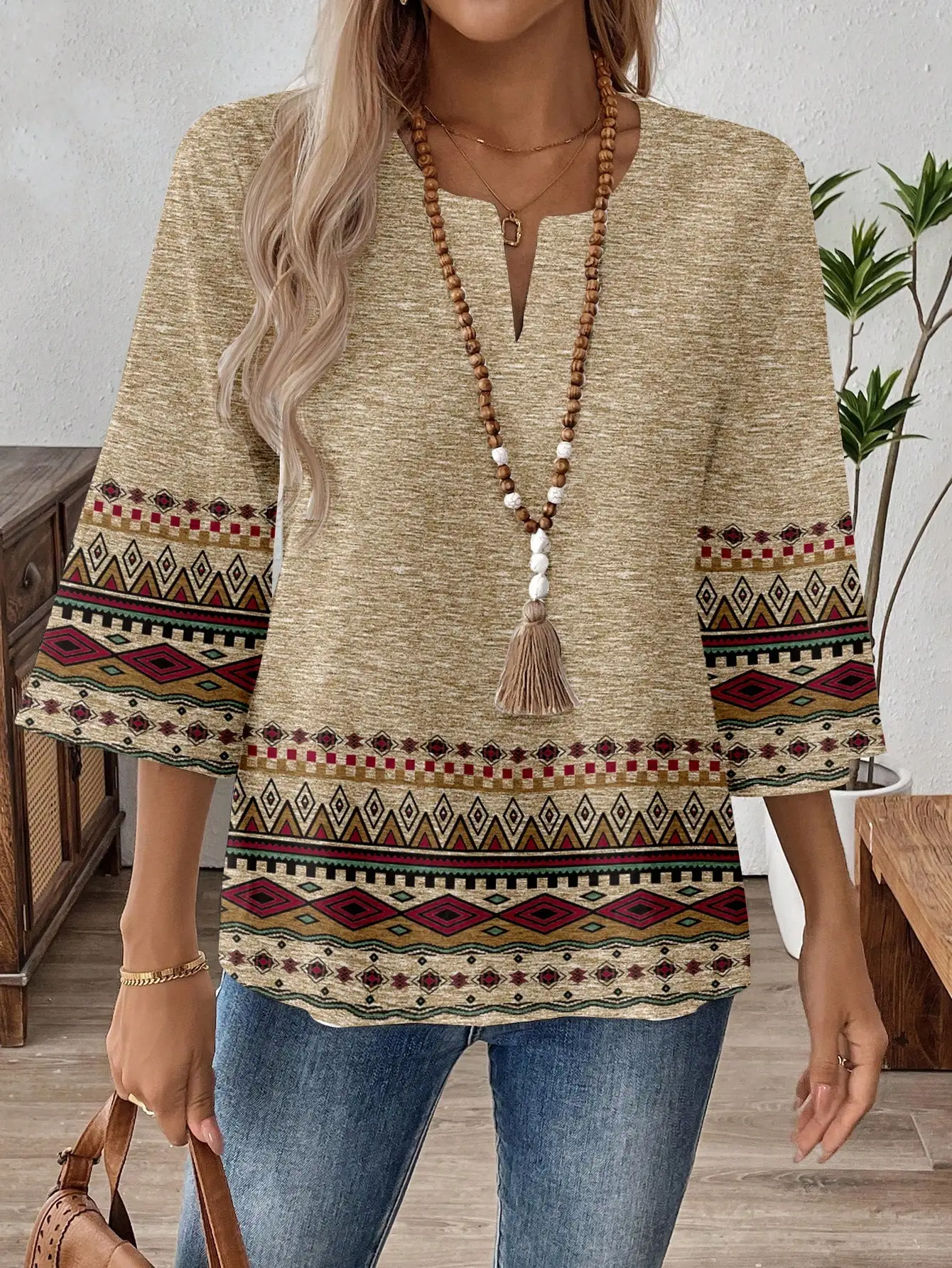 

Блузка с богемным геометрическим принтом и вырезом на горловине, свободного кроя, с рукавом три четверти