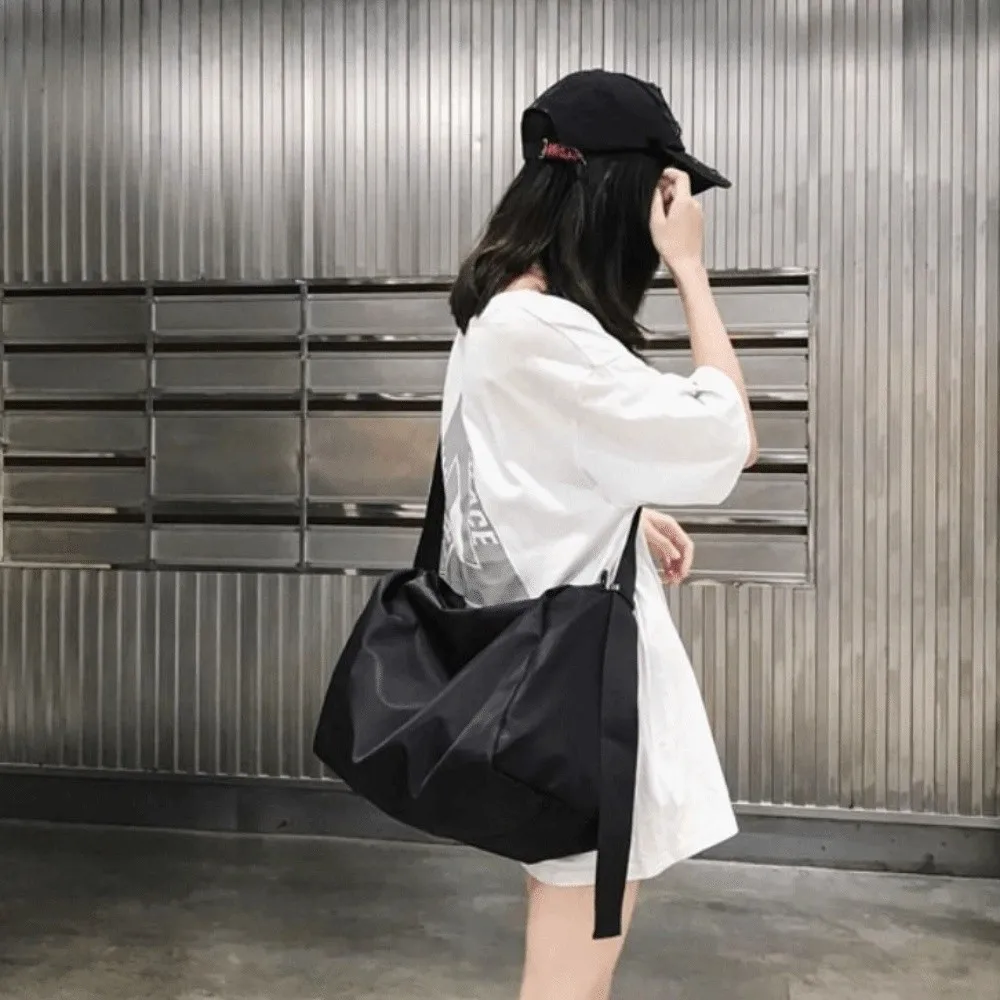 حقيبة كتف رجالية بلون سادة متعددة الوظائف ذات سعة كبيرة من القماش حقيبة كروس بحزام عريض وخفيفة الوزن وبسيطة