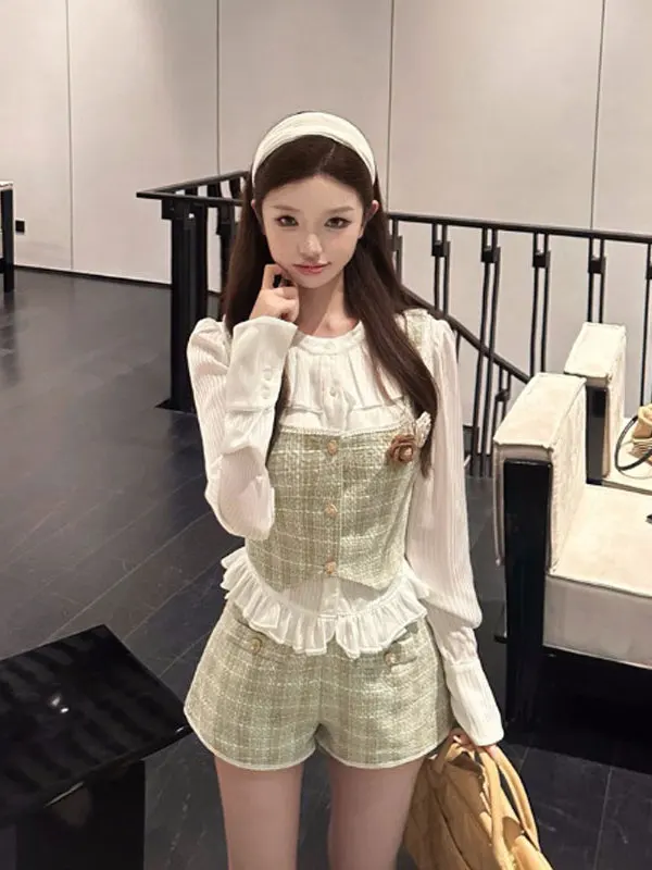 

Несостаревающий стильный комплект-тройка: рубашка, жилет, шорты. Элегантный образ. Модная женская рабочая одежда Весна 2026. Теплая и комфортная.