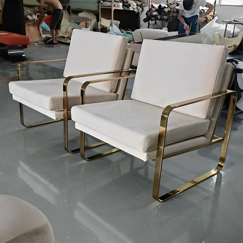 เก้าอี้โซฟาเดี่ยวเรียบง่าย สไตล์หรูหราเบาๆ ที่วางแขนสแตนเลส เก้าอี้พักผ่อนสำหรับห้องนั่งเล่น ห้องนอน หุ้มกำมะหยี่ เหมาะสำหรับการเจรจาธุรกิจ