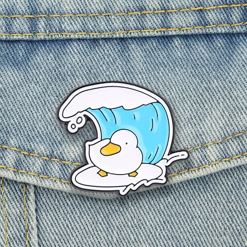 Surfende Ente Emaille-Pins, Ozeanwellen-Cartoon-Entenküken-Broschen, Reversnadel, lustiges, cooles Tier-Schmuck-Accessoire, Geschenke für Freunde