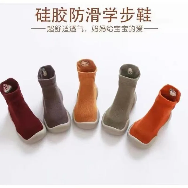 2024 الطفل الجوارب أحذية الرضع اللون مطابقة لطيف الاطفال الفتيان أحذية لينة سوليد الطفل جوارب يمكن السير بها على الأرض أحذية طفل الفتيات الأولى مشوا