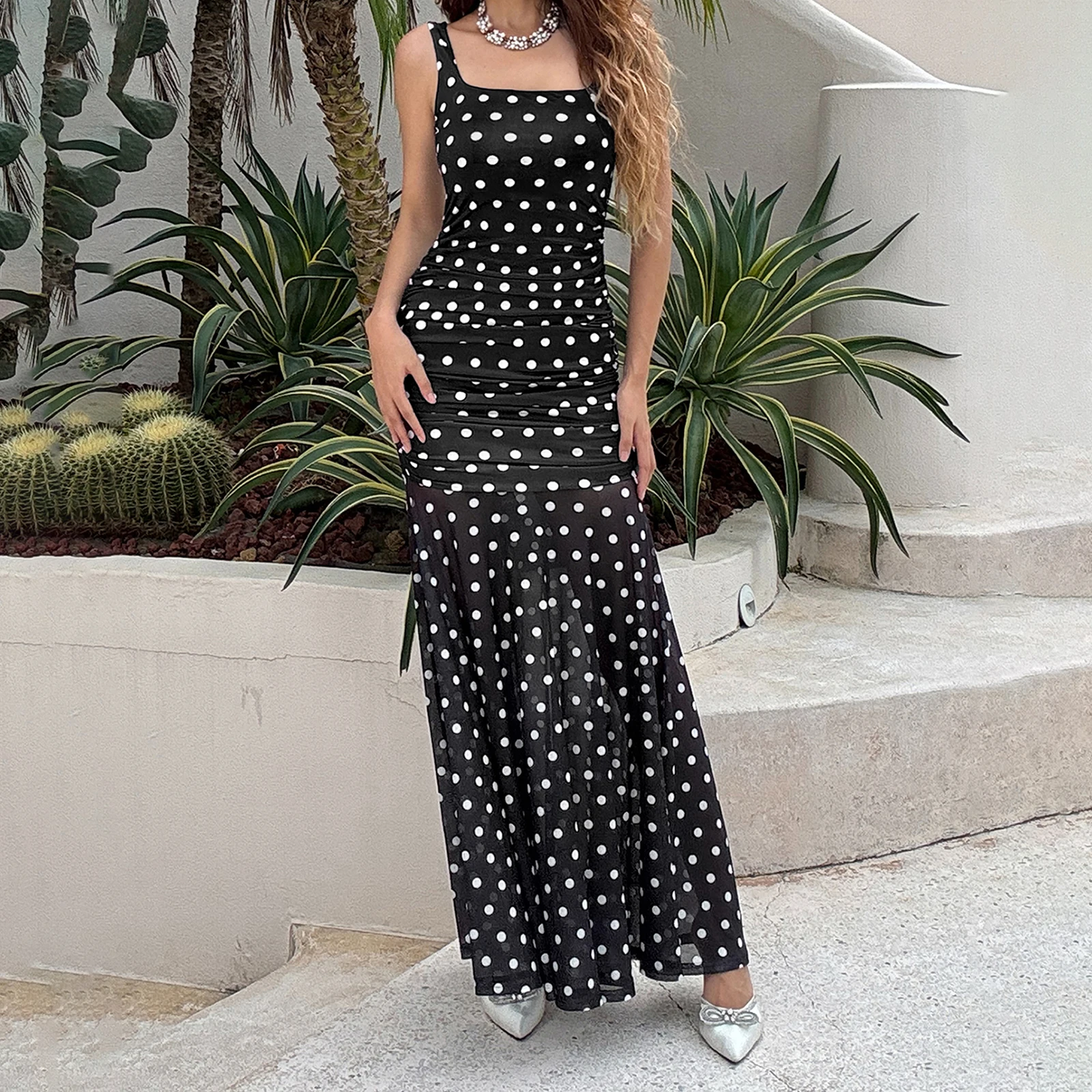 女性のドットロングタンクドレス夏ファッショナブルなノースリーブスクエアネックボディコンフリルドレス Sukienka Luksusowa