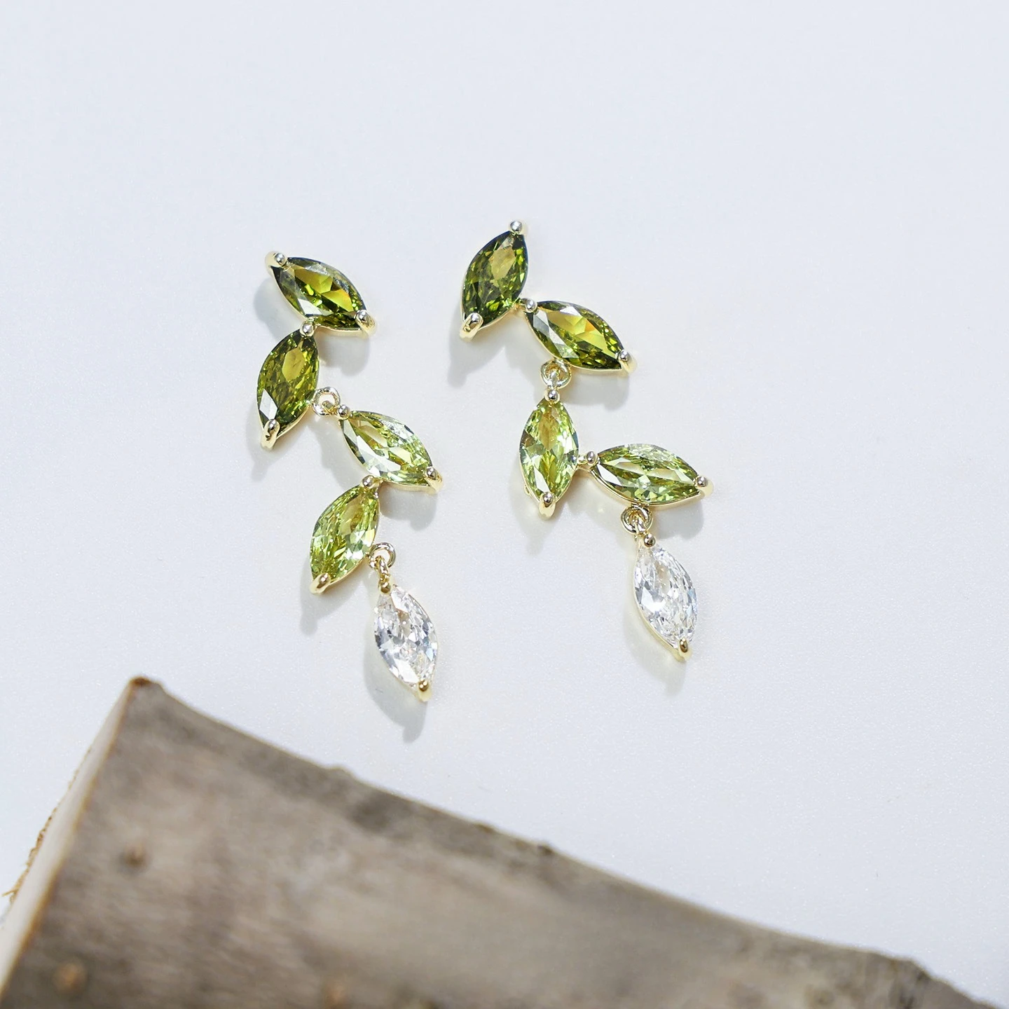 New Fashion Mori Small Fresh Olive Green Gradual Change Leaf Earrings Niche Design Sense Personality Exquisite Women's Earrings