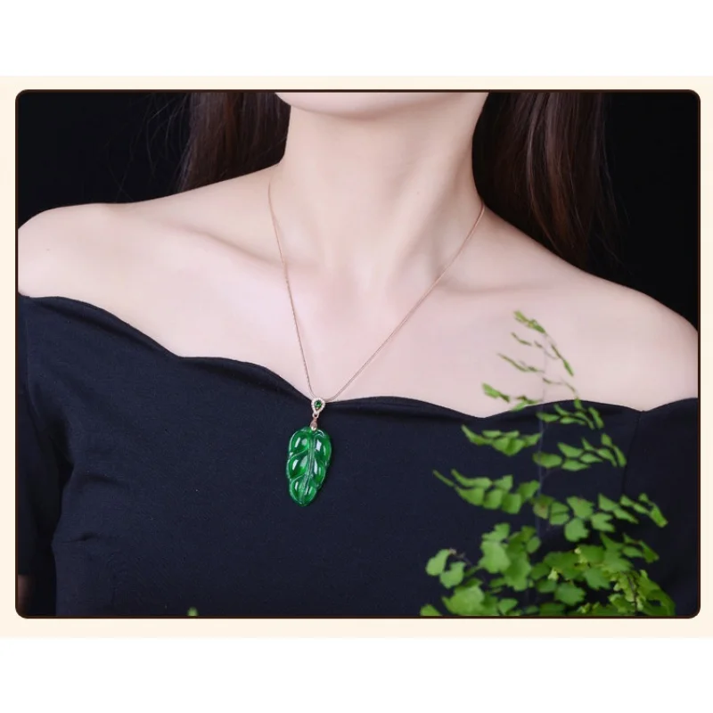 Ice-like Sun Green Full Green Descendants of the Rich Emerald Pendant Stone a