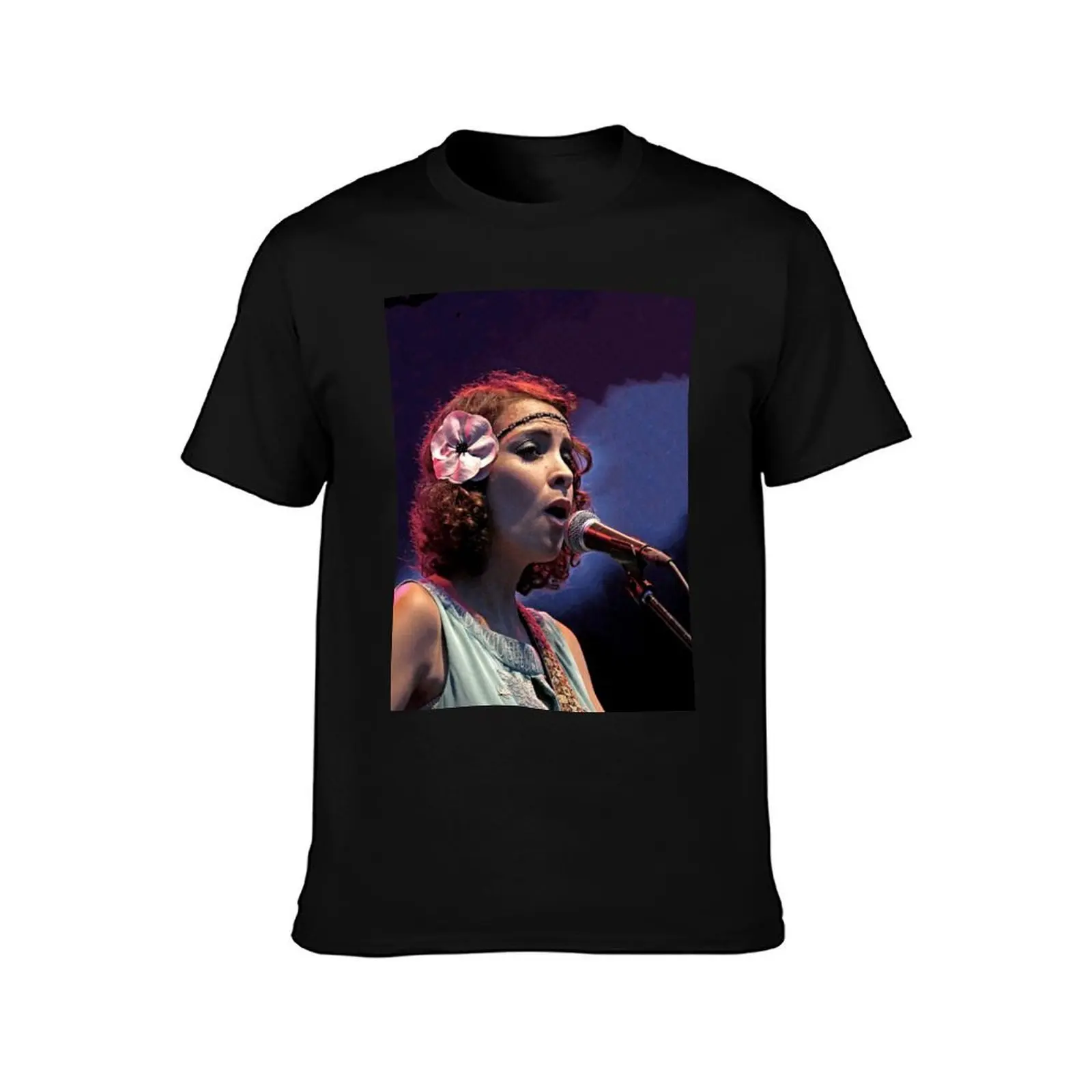 r319/ finition 2022 : Singer Woman : Gaby Moreno par Okaio Créations Olavia-Olao T-Shirt