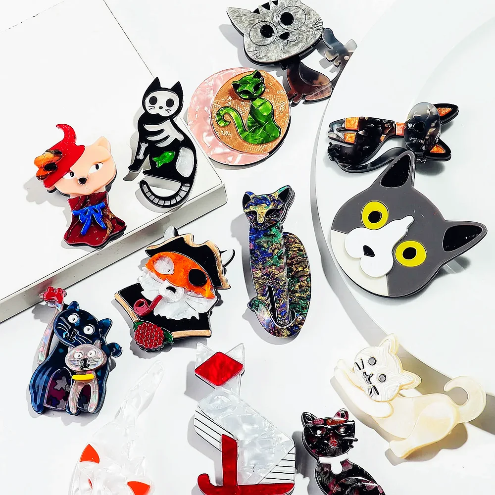New Cute Acrylic Cats Brooches for Women Lovely Cartoon Big Resin Animal Brooches Lapel Pins Badges Clothing Jewelry Gifts