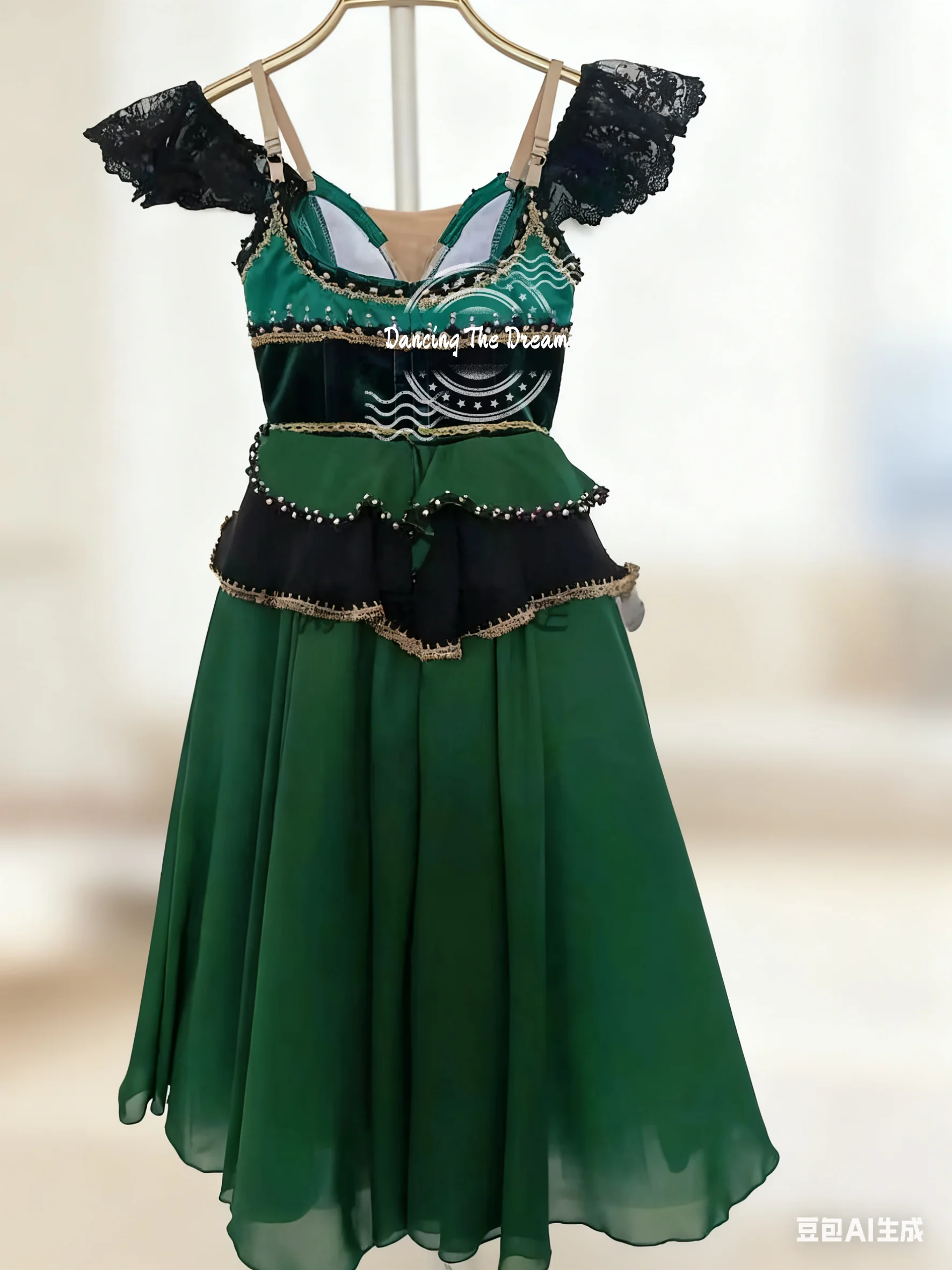 ثوب باليه أخضر رائع مع دانتيل وتطريز