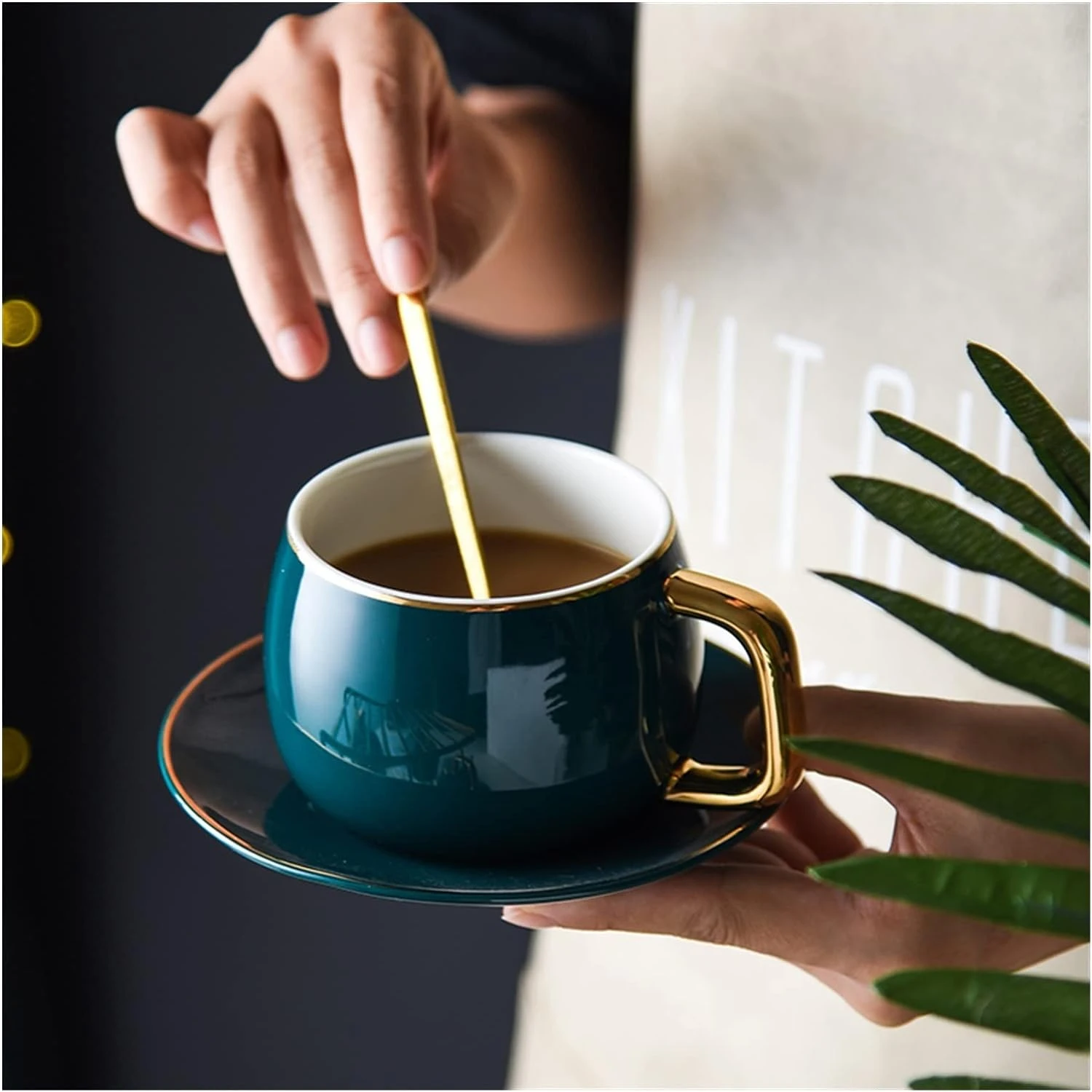 

Легкий роскошный современный и элегантный минималистичный дизайн, белая керамическая чашка и блюдце для любителей кофе - стильный, элегантный фарфор