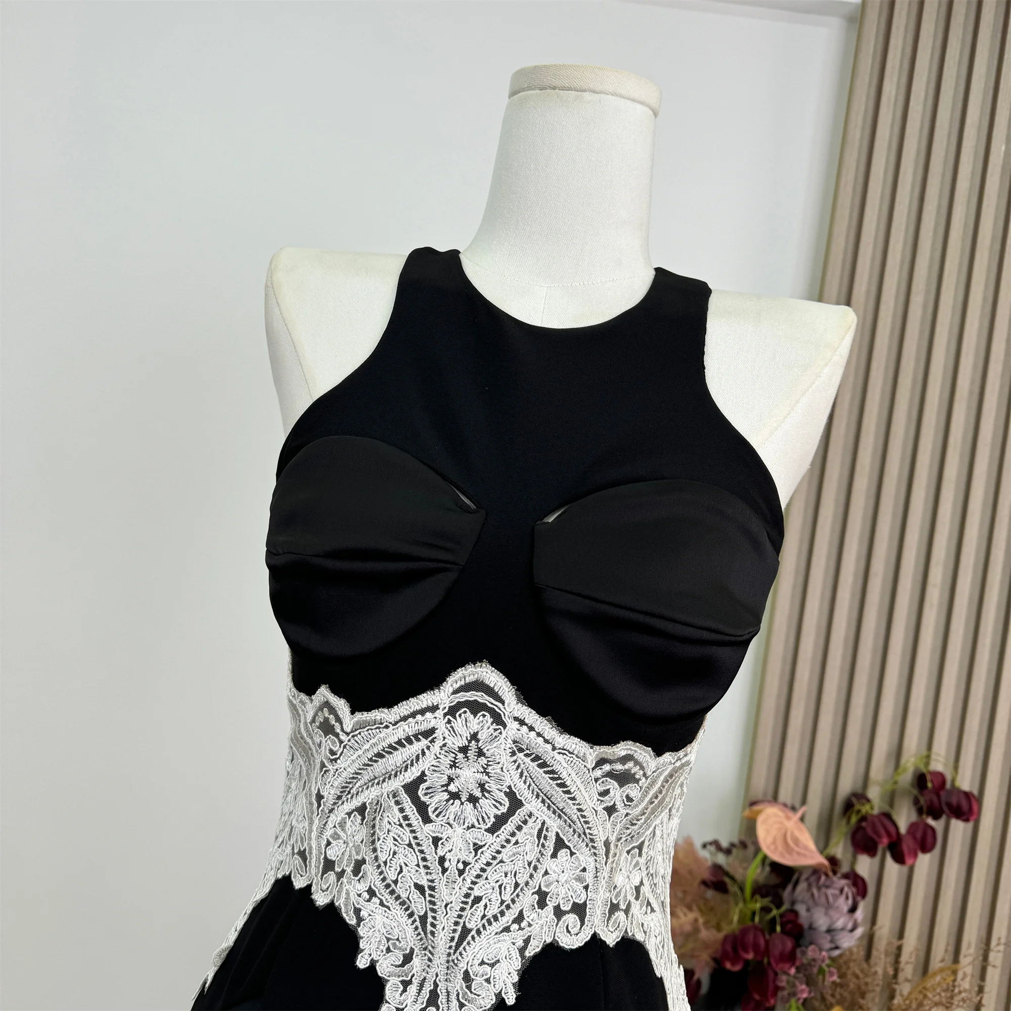 Abito estivo da donna nero dimagrante in pizzo con inserto ricamato Abito sexy senza maniche patchwork Mini abito da ballo femminile N785