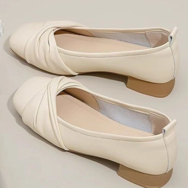 新作シングルシューズ、春と秋の新作スタイル、オールシーズン万能なソフトレザーとソフトソールのレディースボートシューズ、浅めの開き。