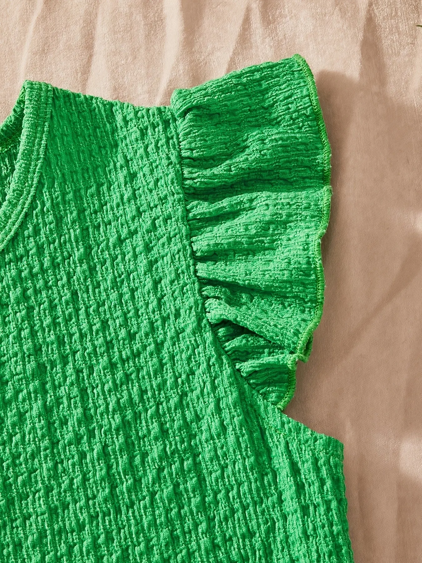 Mädchen-Sommeroutfit, 2-teilig: Oberteil mit Rüschenärmeln und gerafftem Stoff + Hose mit weitem Bein und tropischem Blattmuster, lässiges Urlaubsset für kleine Mädchen. – Detail 5