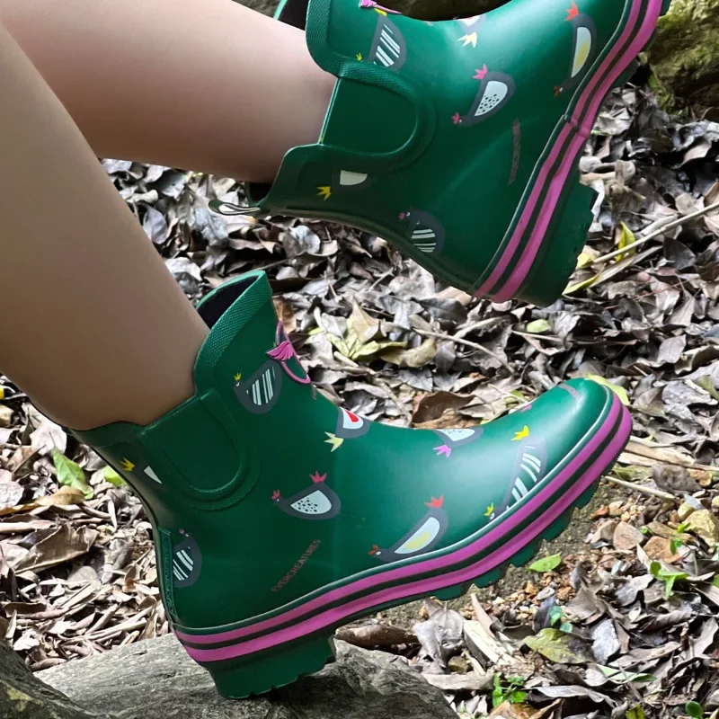 Damskie brytyjskie antypoślizgowe kalosze z krótką cholewką i nadrukiem kreskówkowych kurczaków.