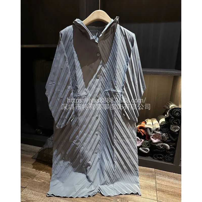 

Miyake плиссированный плащ 2025 Премиум Sense элегантный однотонный плиссированный плащ с капюшоном свободная версия повседневный плащ осень для поездок на работу