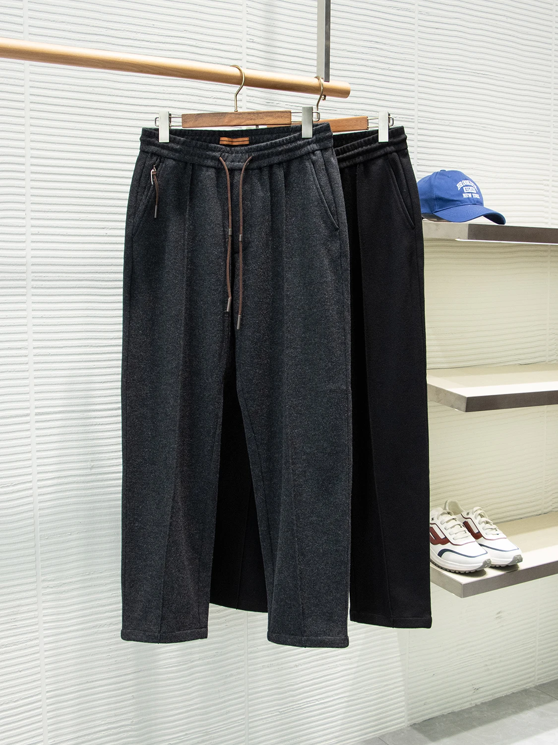 

Мужские повседневные брюки из мериносовой шерсти M Beautiful: немнущиеся, нелиняющие, из твида, свободного кроя, с микро-конусным поясом на средней части.