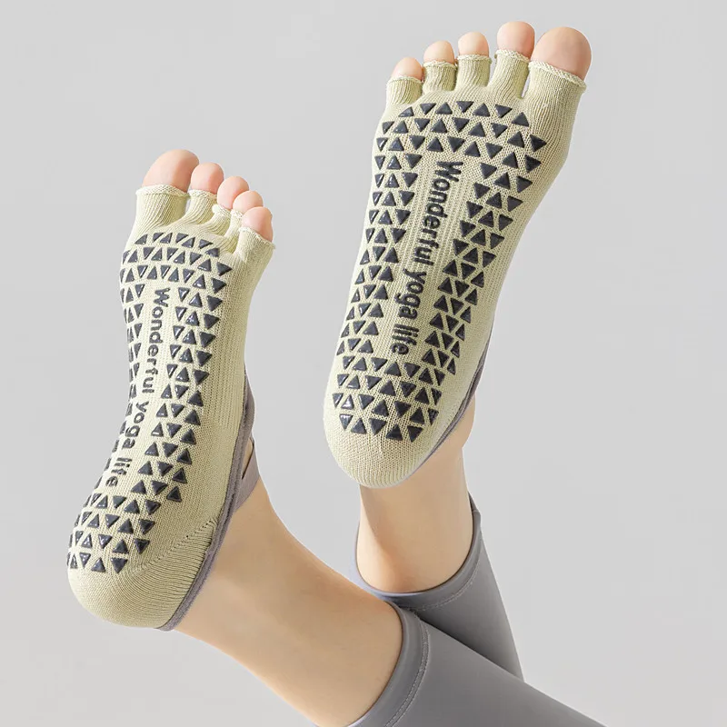 Calcetines de Yoga sin dedos, calcetines deportivos de baile de algodón con vendaje transpirable y espalda descubierta, calcetines profesionales antideslizantes de silicona para Pilates con cinco dedos