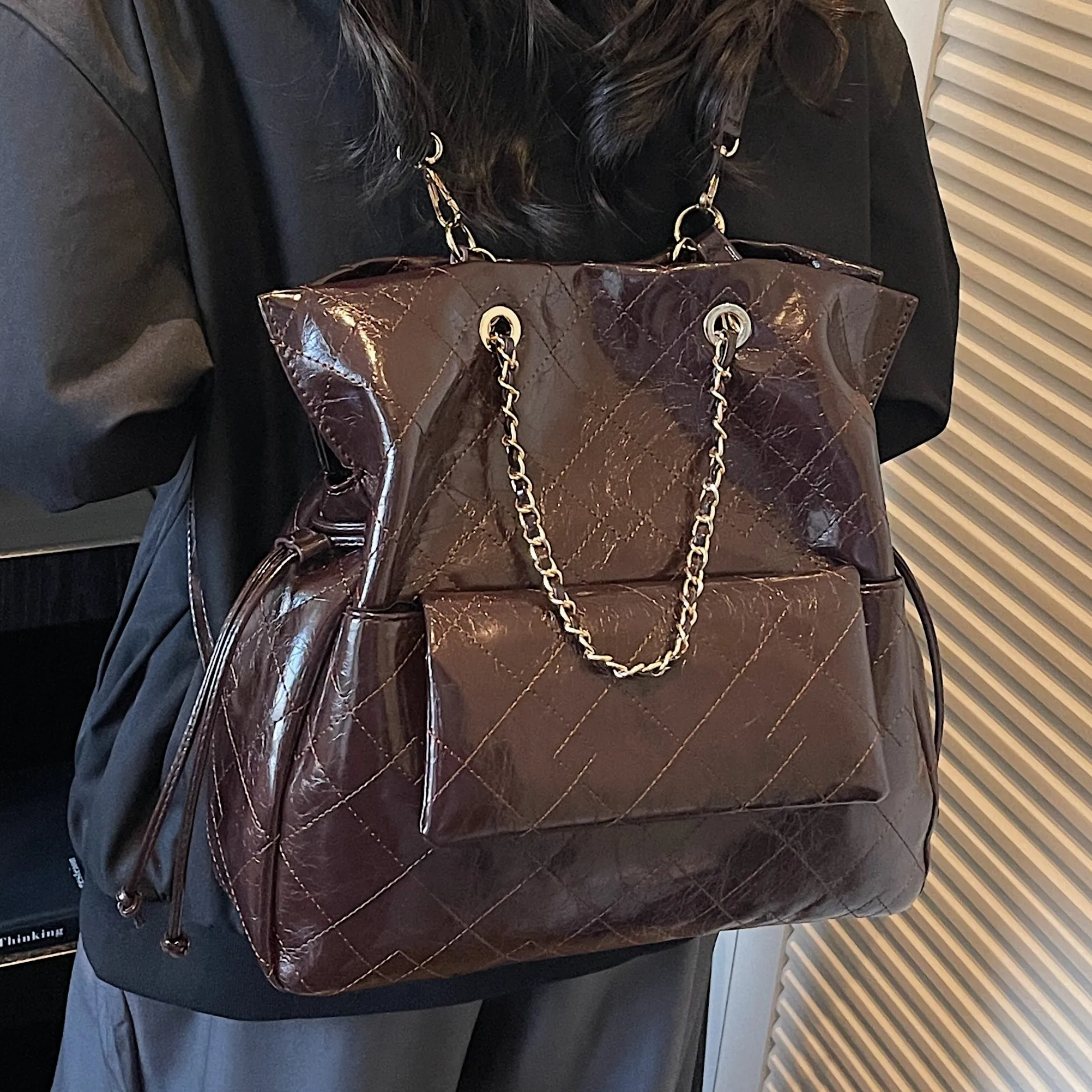 

British Style Wax Leather Tote Bag 2026 New Large Capacity Commuter Shoulder Bag Diamond lattice Design Underarm Bag for Work