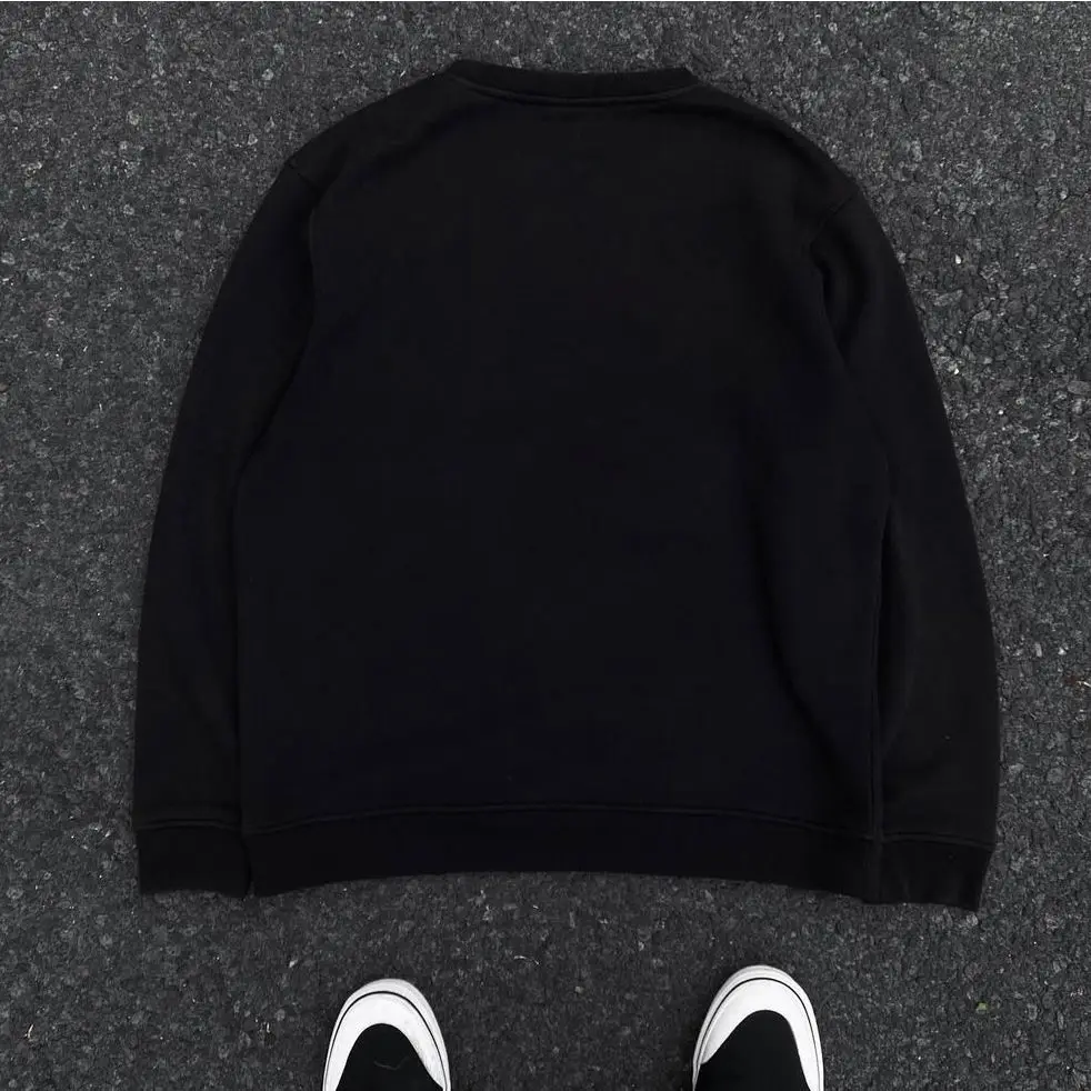 المدرسة القديمة الرجعية الأمريكية السيارات الظلام نمط الرجال والنساء الشارع ارتداء طويلة الأكمام طاقم الرقبة سترة الخريف والشتاء رداء علوي غير رسمي