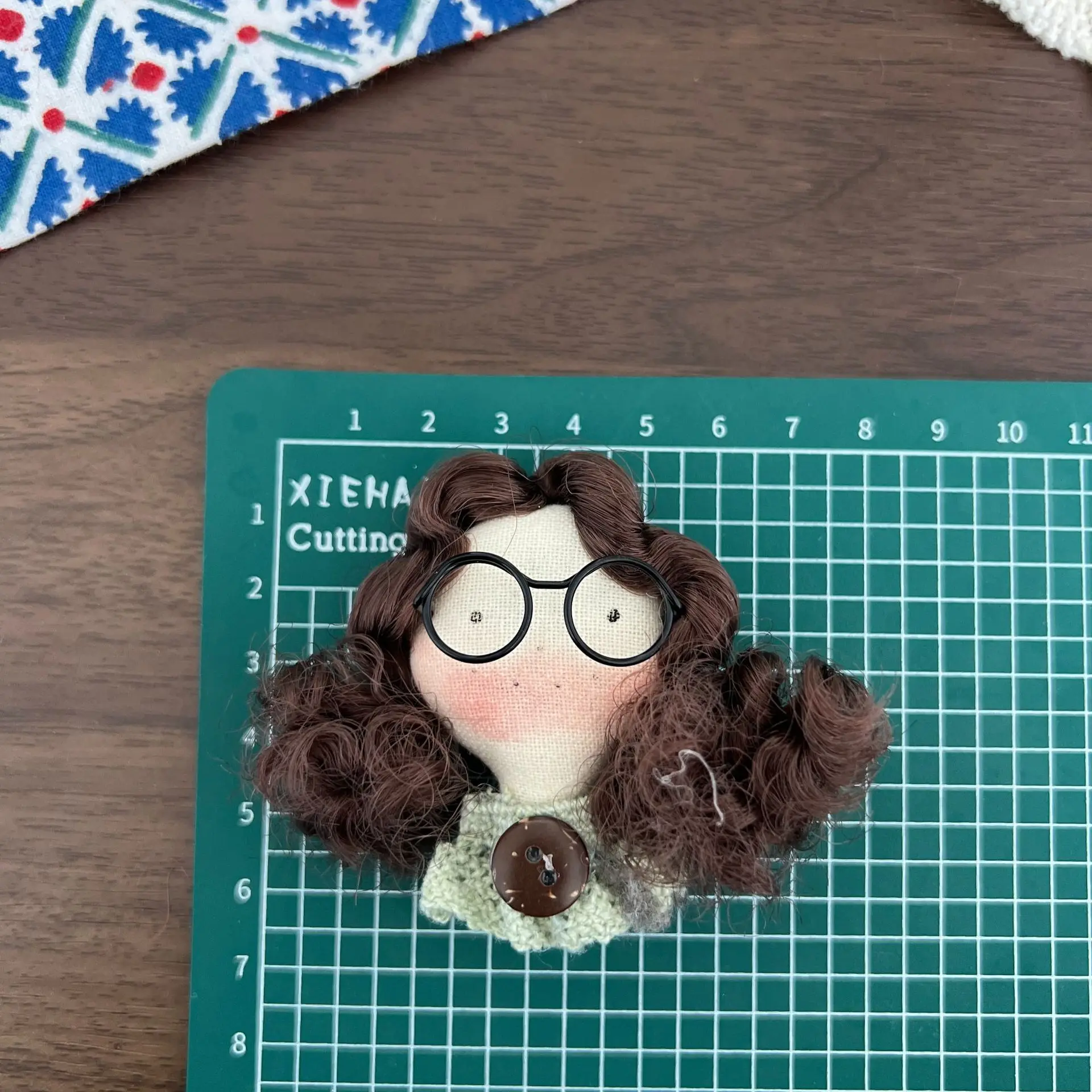 DIY Brooch Pin Accessory Retro Brown Curly Hair Freckle Girl Cotton Padding Cloth Mini Lightweight for Hair Clip Scarf Bag Decor