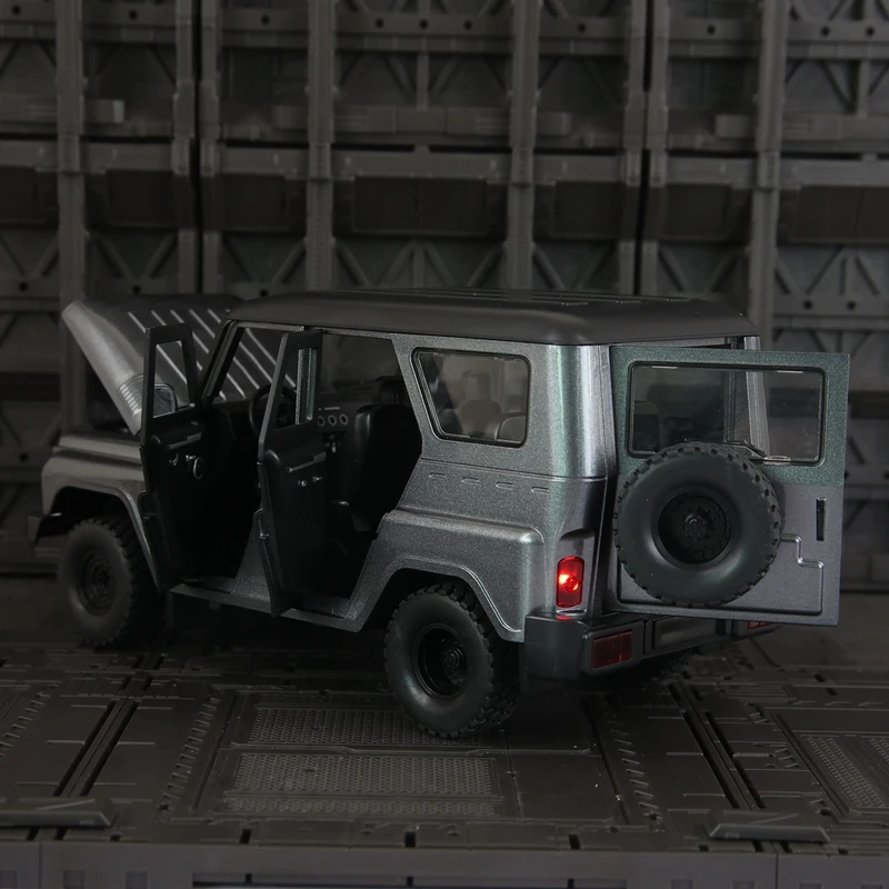 1:18 Watts Hunter vehículo todoterreno modelo de coche de aleación ornamento, puertas y capó del motor, el maletero se puede abrir rico en detalles