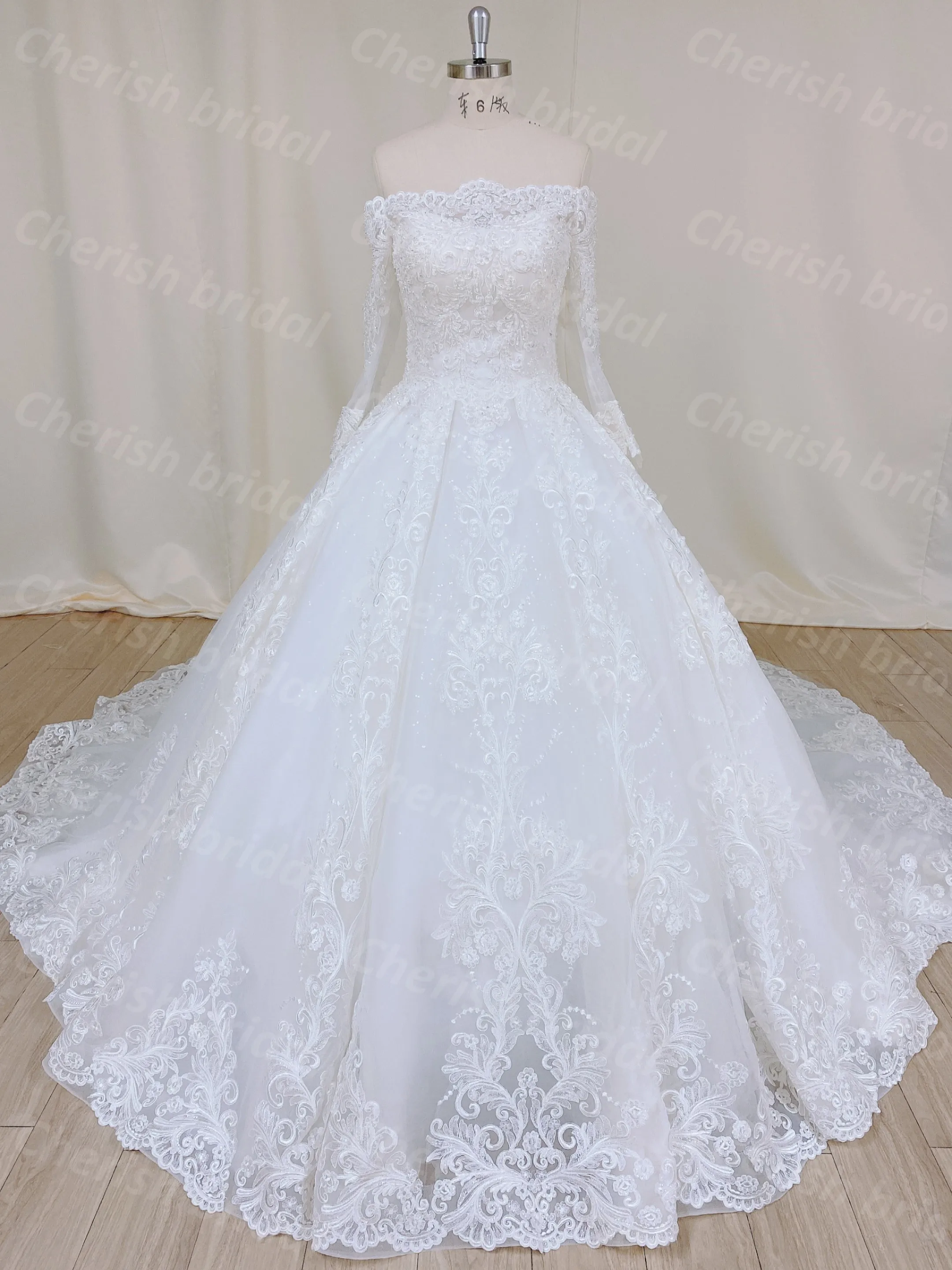 

C1014B Brides Wedding Dresses Lace Applique and Handmade Beading Luxury Ball Gown Wedding Dress Long Sleeve Princess Bridal Gown