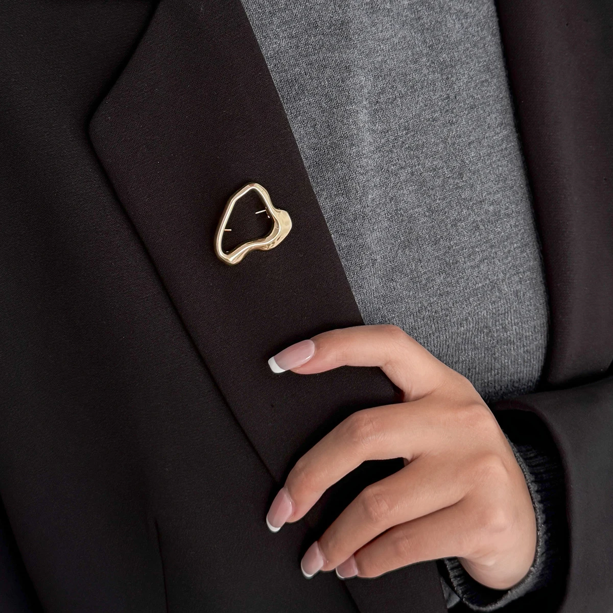 SHIXIN Trendy Irregular Geometric Brooches for Women Minimalist Metal Gold Color Brooch Pin Suits Clothes Jewelry Accessories