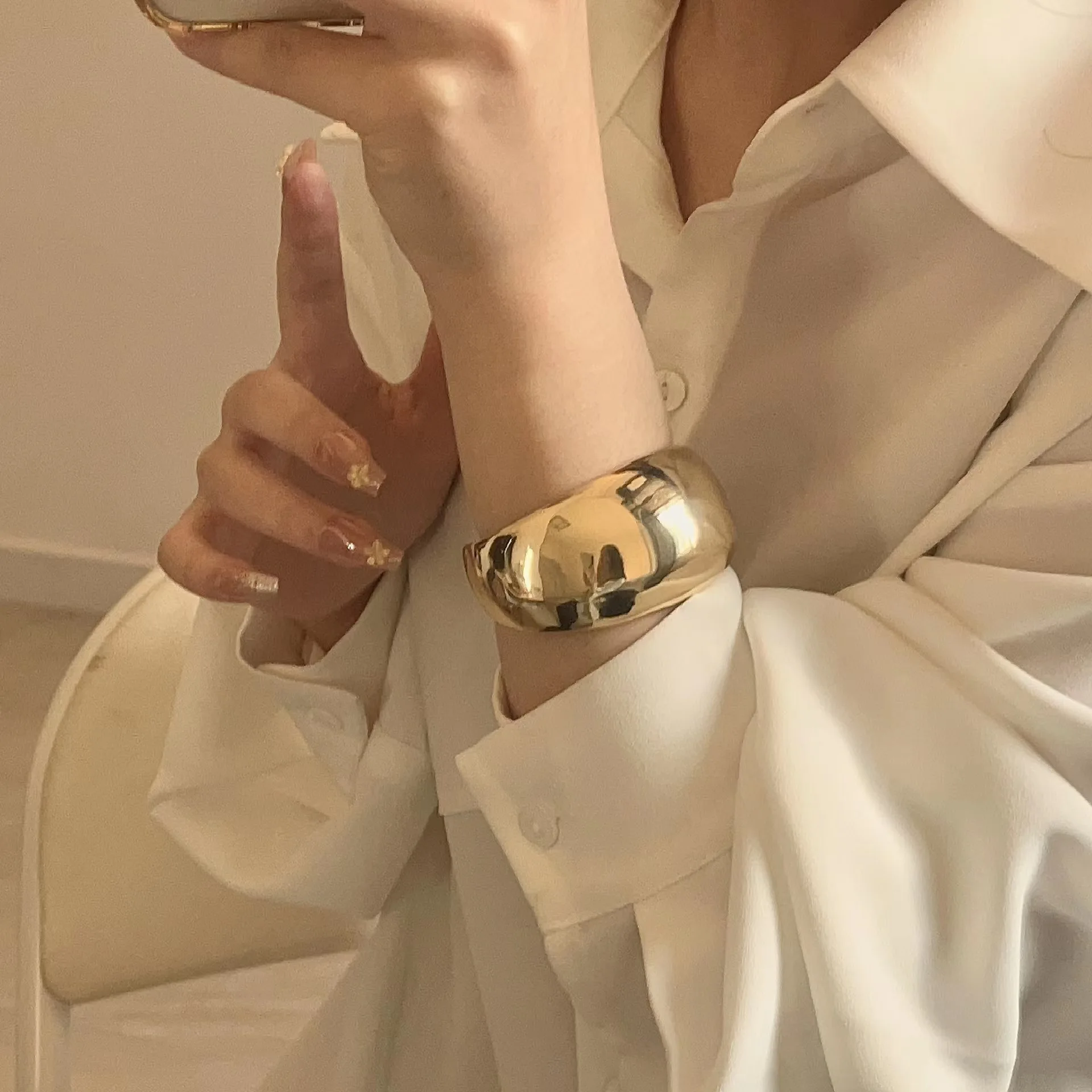 Vintage Gold Color Chunky Metal Smooth Round Cuff Bangle Bracelet for Women Girls Fashion Design INS Exaggerated Jewelry