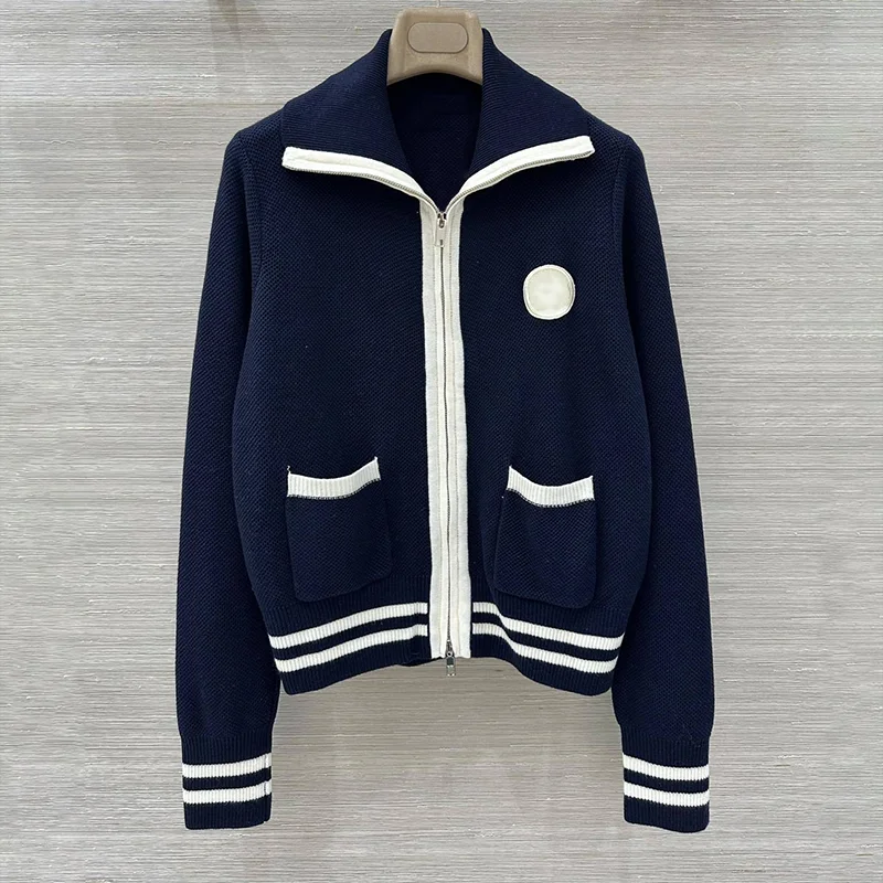 

Высококачественный женский разноцветный кардиган с декоративными нашивками. Модный роскошный свитер с двойной молнией 25100824.