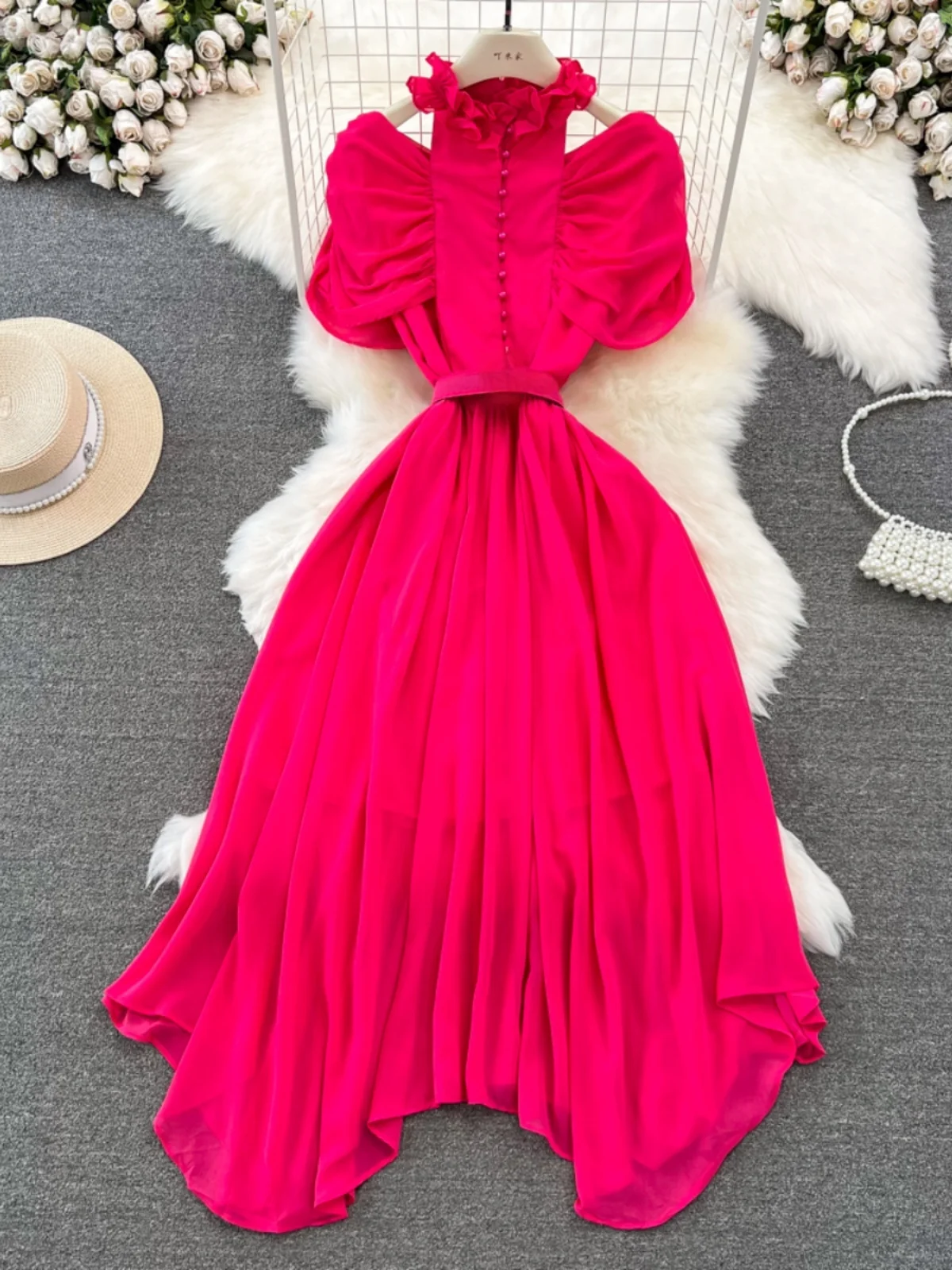 فستان شيفون أنيق بقصة A مع كتف مكشوف وخصر ضيق وطيات نحيفة وياقة عالية للنساء في العشرينات للارتداء في الصيف