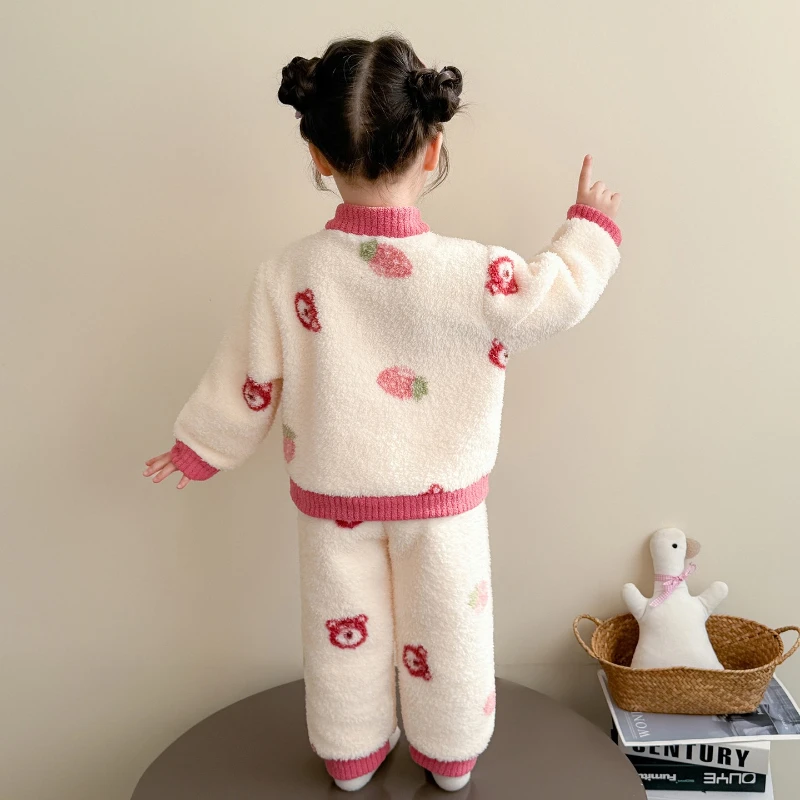 بيجامات أطفال للخريف والشتاء من الصوف المرجاني 2025 سترة جديدة للفتيات برقبة واقفة بدلة من الفلانيل ملابس تنحيف للفتيات