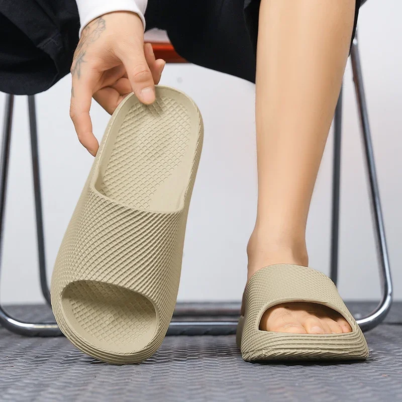 Men Slippers New Summer Breathable Home Indoor Slippers Men Thick Bottom Slides Fashion Walking Shoes Men chanclas de hombre