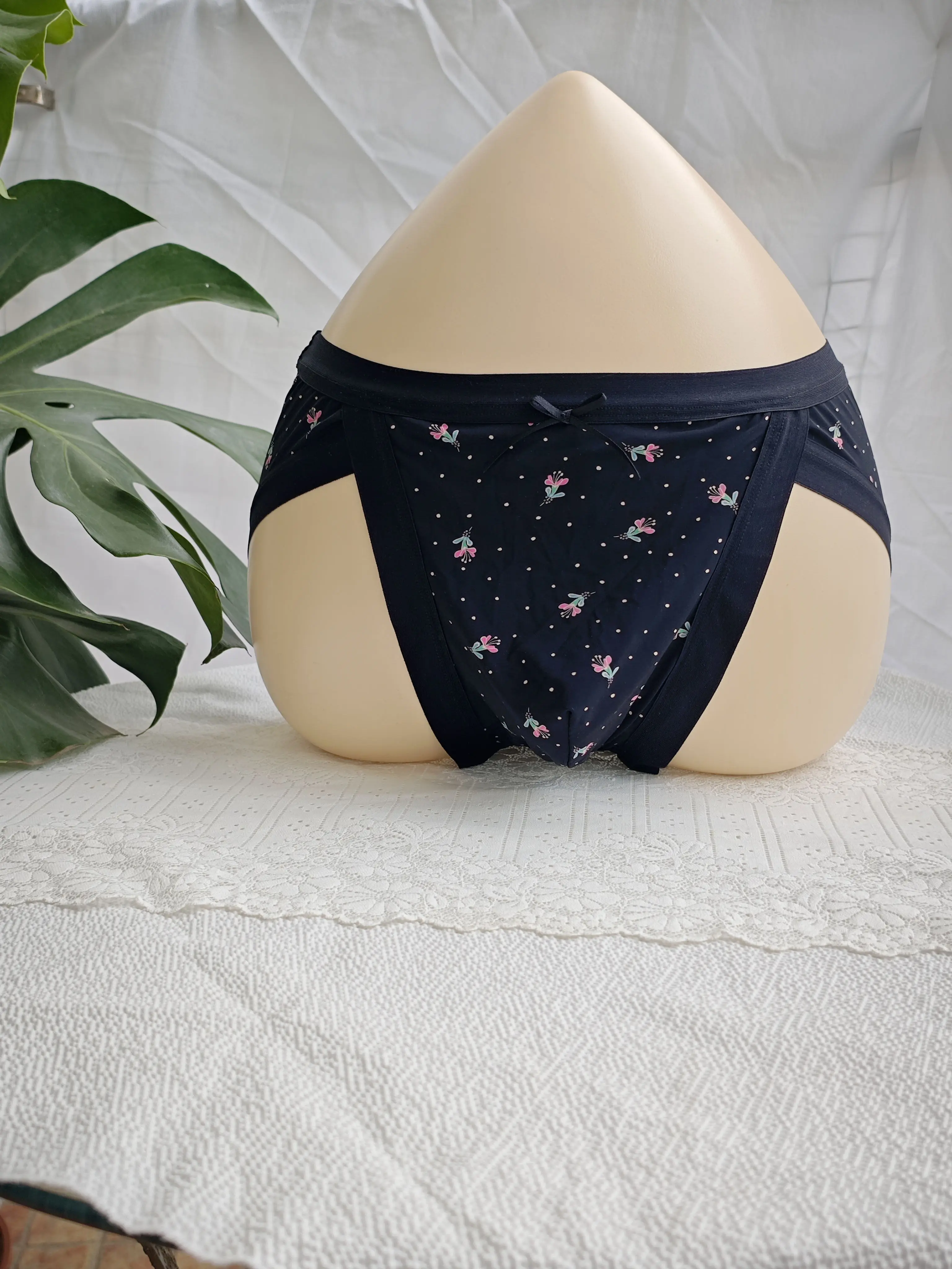 

Мужские черные трусы-брифы с цветочным принтом, сексуальные, шелковистые на ощупь, для танцев, вечеринок, лайв-шоу, подарки для ЛГБТ, FKK, тайский стиль, Харадзюку