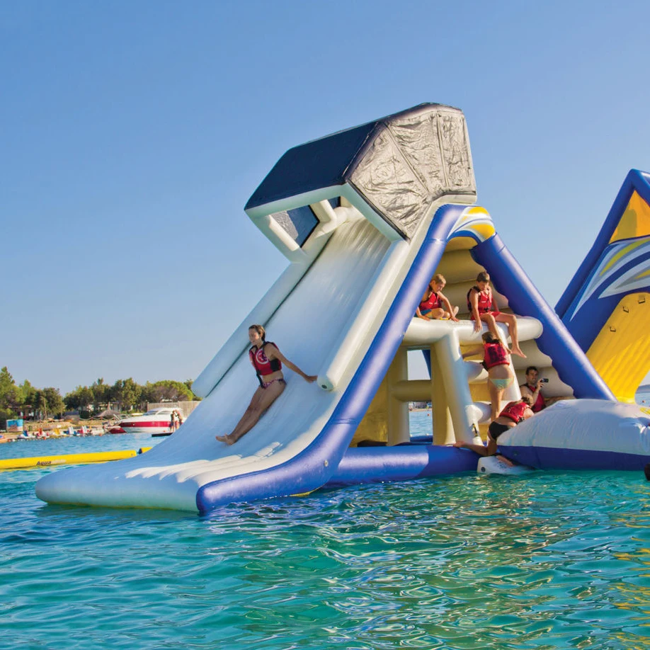 Gioco d'acqua gonfiabile torre di arrampicata galleggiante con scivolo parco giochi divertimento per adulti e bambini