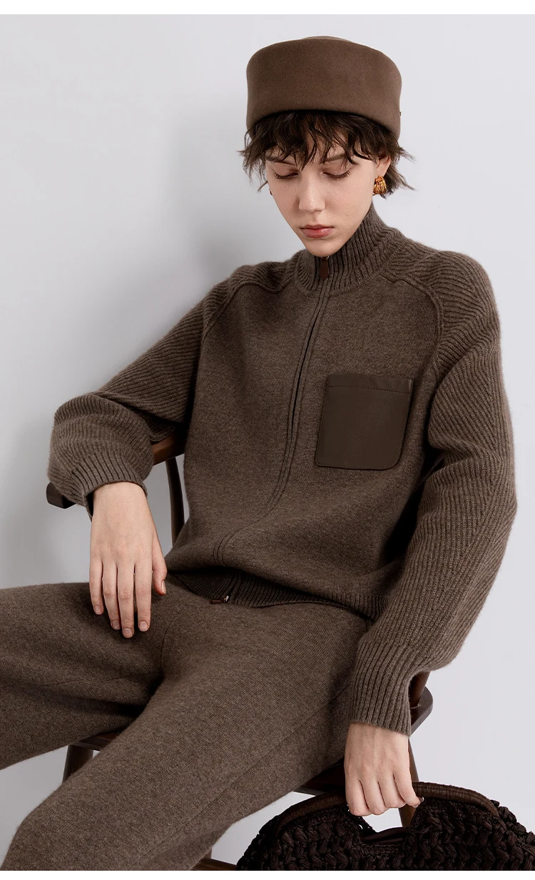 TY862152 Damen-Strickjacke aus Wolle-Kaschmir-Mischung mit Stehkragen und Reißverschluss, 100% Lammfell, Brusttasche, gerippter Saum, LP Quiet Luxury Herbst – Detail 11