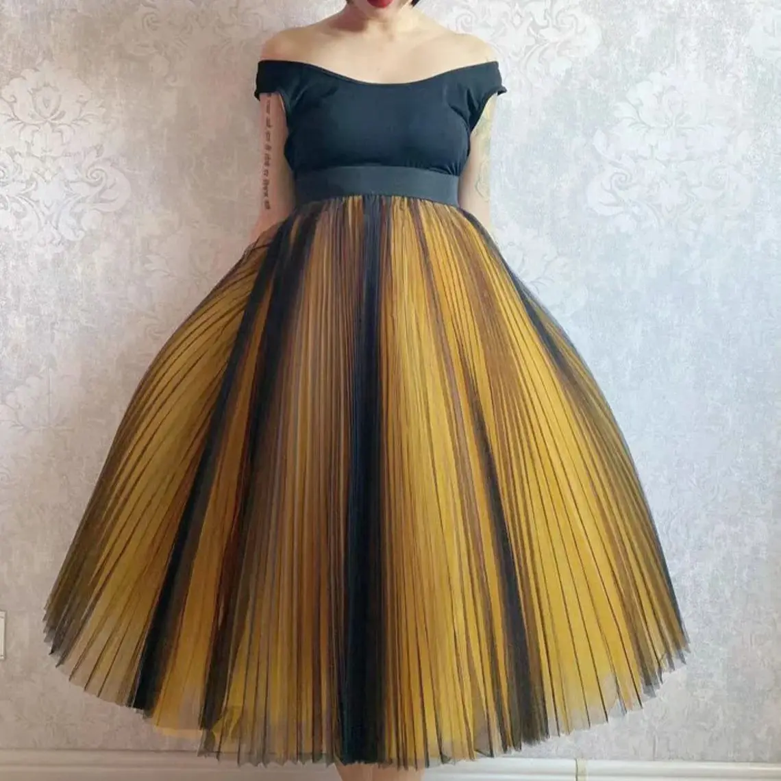 

HOBBY Elegant Pleated Skirt With Gold And Black Layers Flowing Fabric Adds Grace To Movement Perfect For Formal Events And Speci