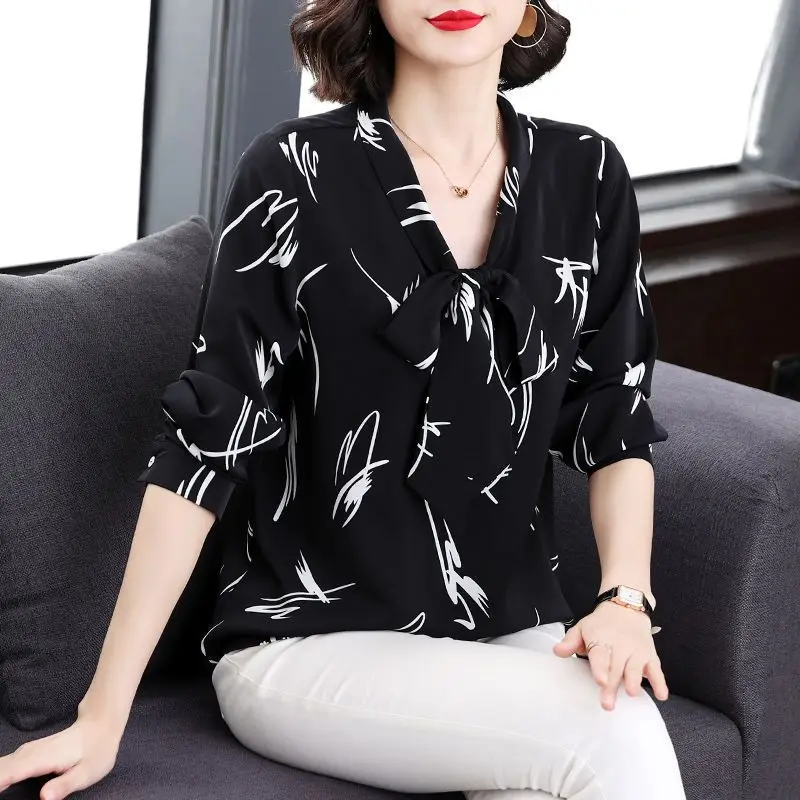 Camisa con estampado Vintage para mujer, blusa holgada de manga larga con lazo y cuello de bufanda elegante para viaje, novedad de primavera y