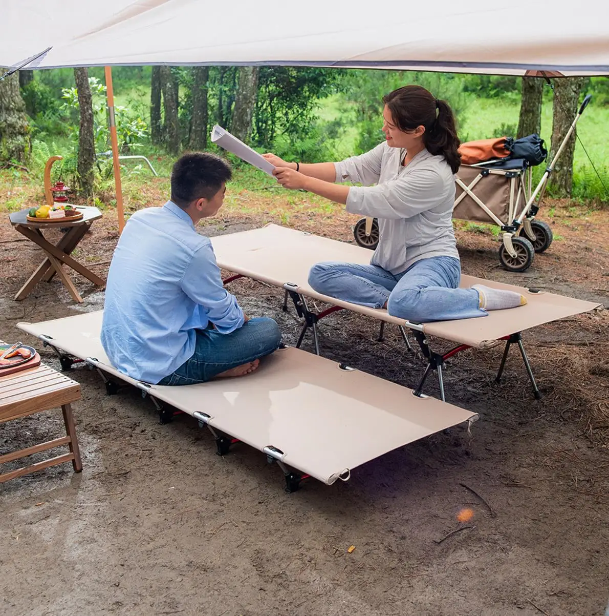 Cama plegable portátil para acampar y playa, cama individual de Metal para adultos, cama plegable de lujo para dormir al aire libre
