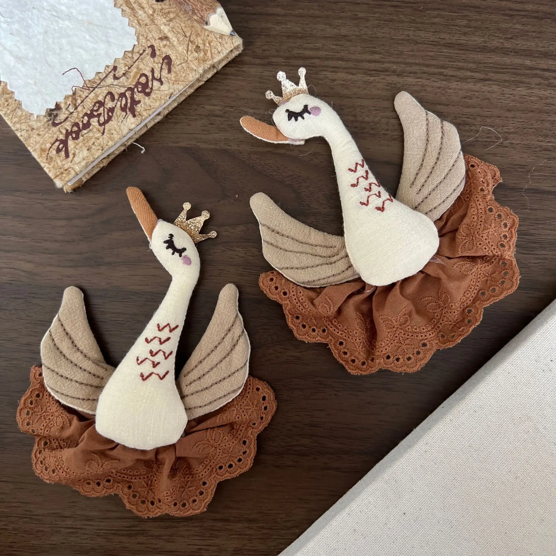 

Forest Cotton Swan Brooch 1PCS for Women Cute Cartoon Fabric Bag Clothing Decoration DIY Corsage Decor Durable Kit