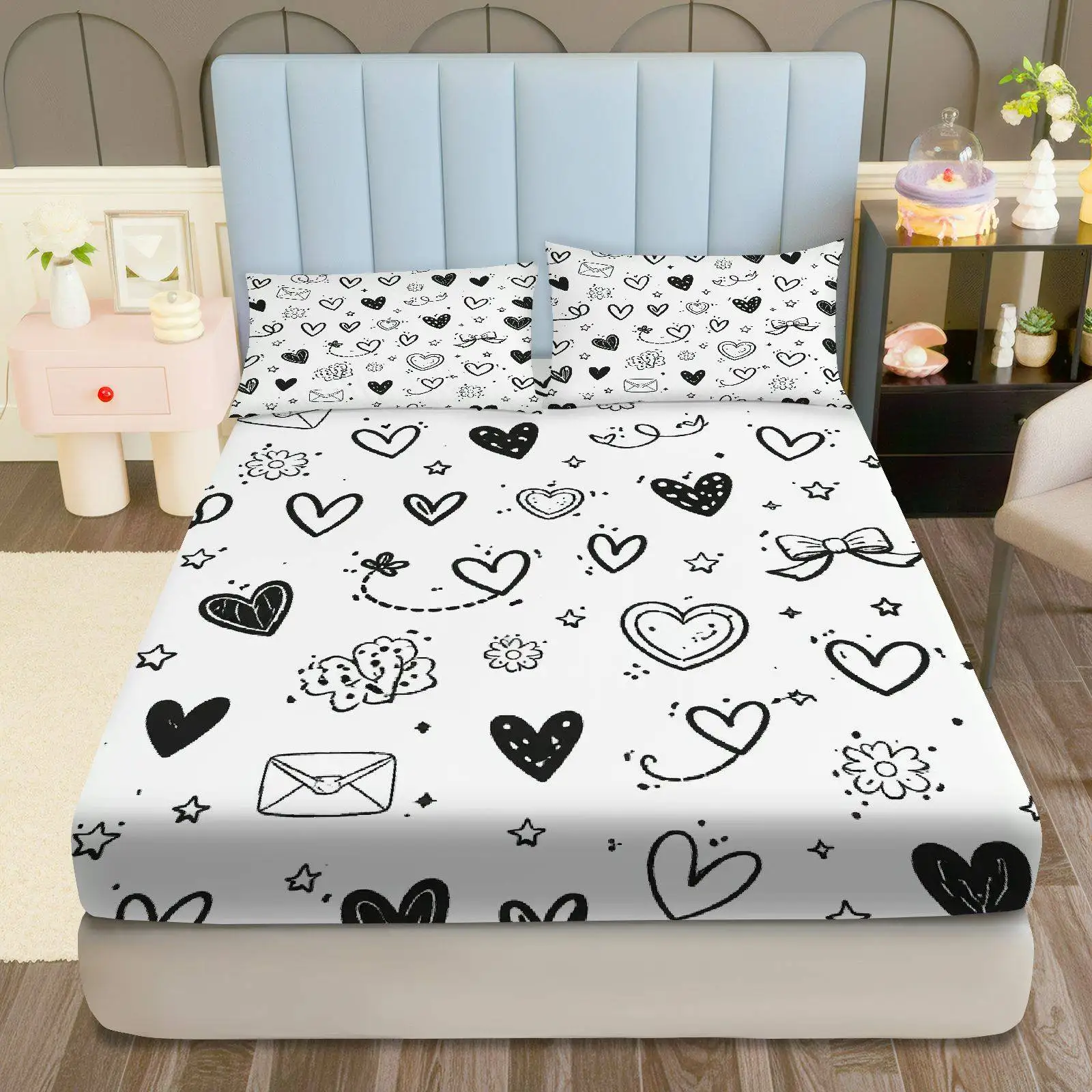 3-Piece Mattress Protector Set, 2D Flat Printed Fitted Sheet, 3-Piece Romantic Heart-Shaped Fitted Sheet Set, Home Bedroom Decoration, Holiday-Themed Fitted Sheet and Pillowcase, Mattress Protector, Stain-Resistant, Mattress Cover, Suitable for All Seasons, Machine Washable, Easy to Care For, Universal for Home Bedrooms, Essential for Dorms and Rentals, Master Bedroom and Guest Room Decoration, Dust-Proof and Stain-Resistant, High Elasticity, Fits Various Sizes