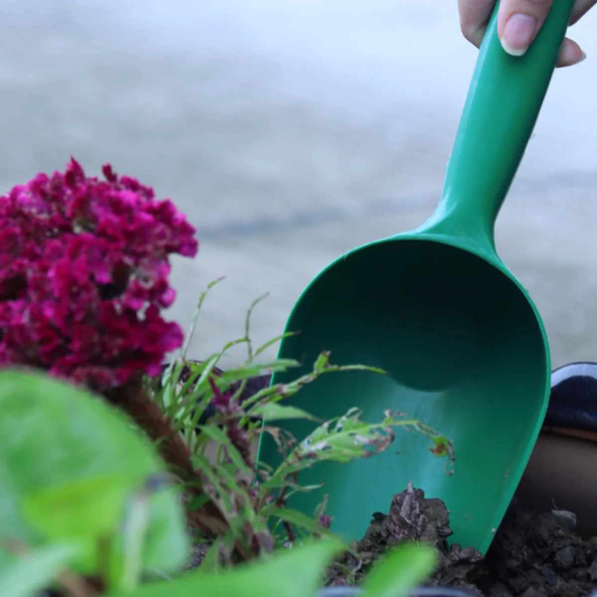Multi-functional Plastic Garden Shovel - Easily Loosens Soil for Balcony and Lawn Care, Gardening, and Potted Plant Care.