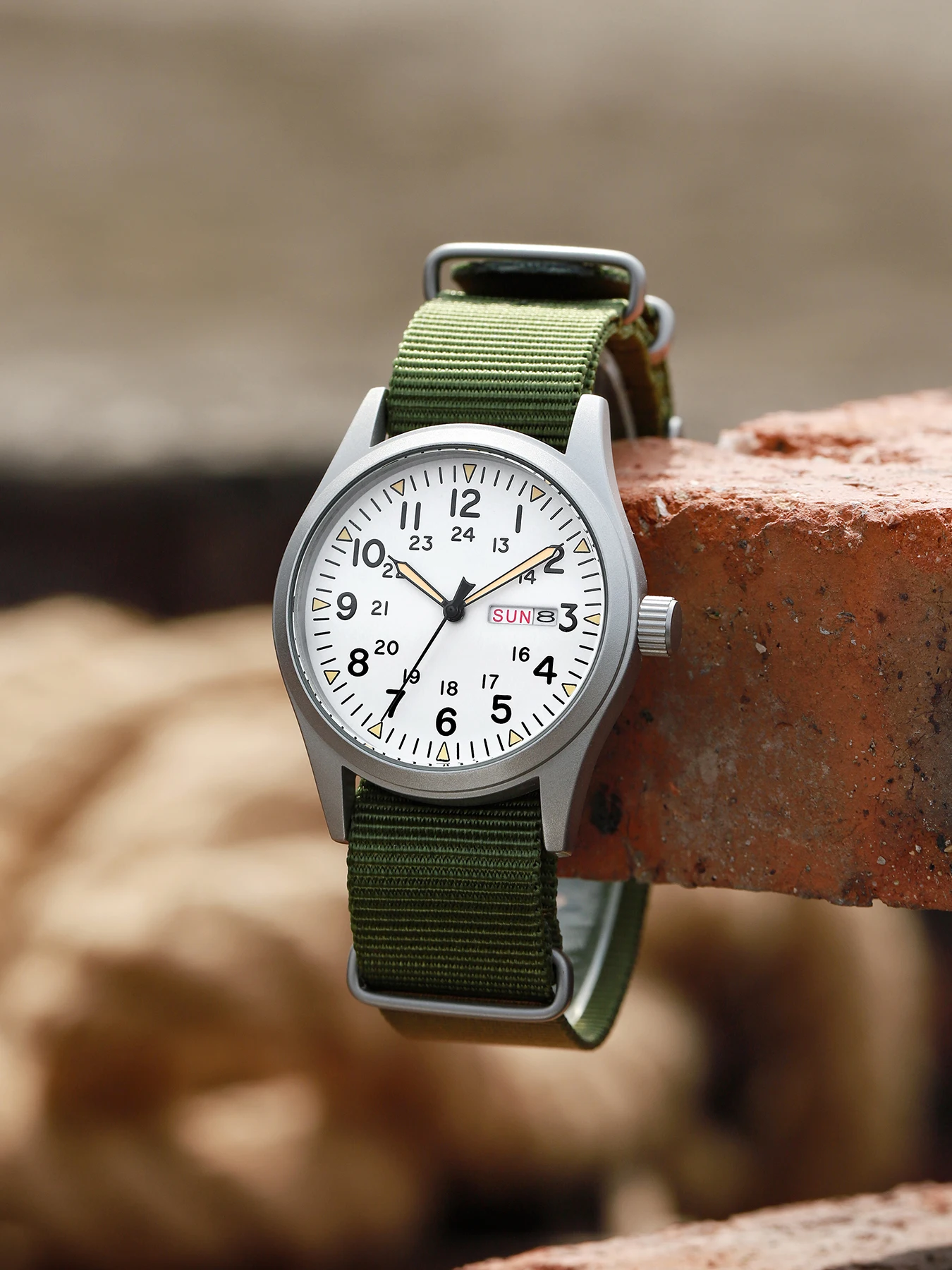 TPW 2026 Leuchtende 38mm Herren-Felduhr Leicht Ablesbare Stoffarmbanduhr 24-Stunden-Anzeige Datum-Tagesfunktion Quarzwerk