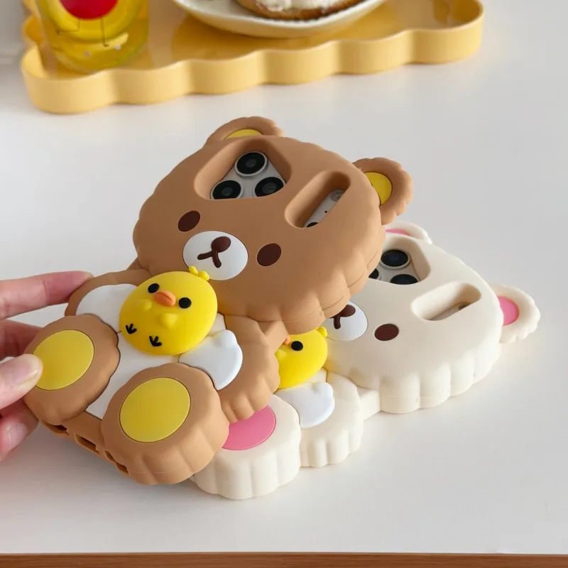 Silikonowe etui na telefon 3D Rilakkuma Bear Hugging Duck, miękkie, odporne na wstrząsy, urocze etui z kreskówkowym motywem dla iPhone 17 17Pro 16 15 14 13 Pro Max — zdjęcie produktu 3