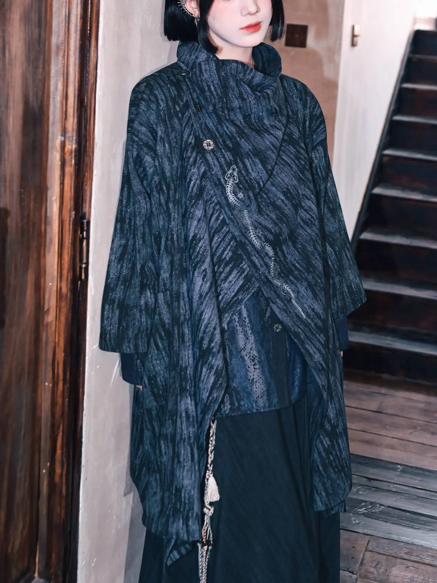 

Новый китайский стиль змеиный узор печати плащ пальто женский национальный воздушный ретро Холлинг кардиган асимметрия с длинными рукавами