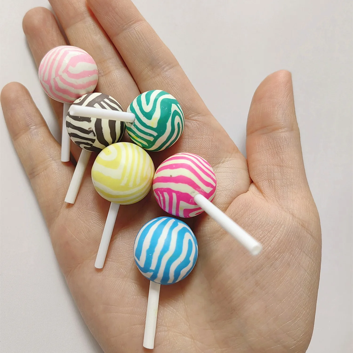 Piruleta Artificial de arcilla polimérica, comida de simulación, dulces de arcoíris, piezas de bricolaje, artesanías de arcilla para decoración de fiesta del Día de los niños, 6 uds.