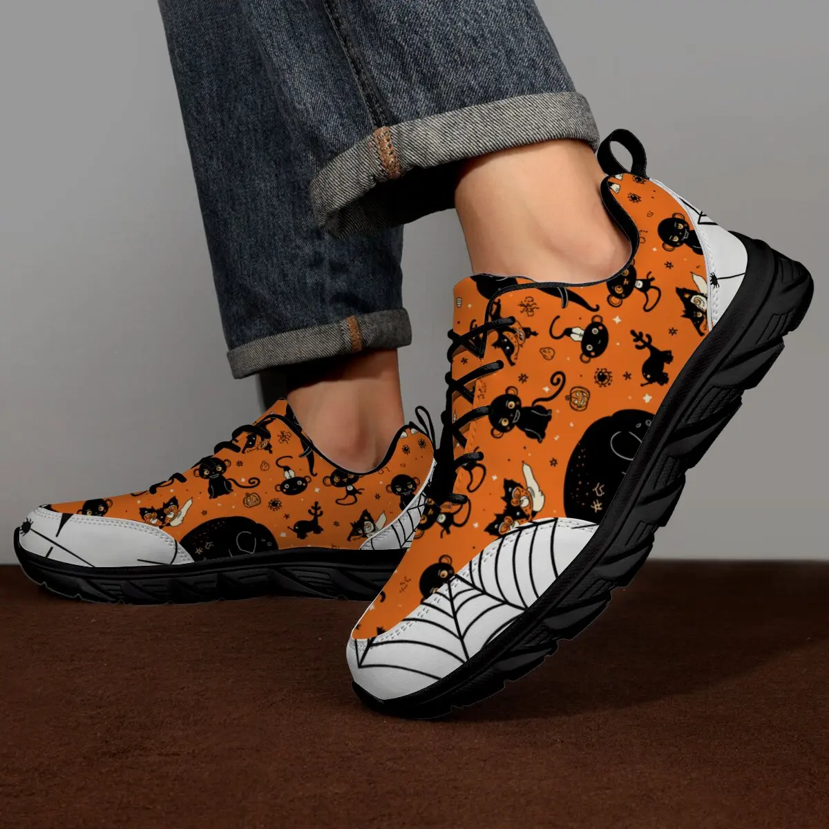 Neue maßgeschneiderte, niedrig geschnittene, leichte und lässige, flache, zweifarbige, fliegengewebte, atmungsaktive Halloween-Geschenk-Sportschuhe mit weicher Sohle